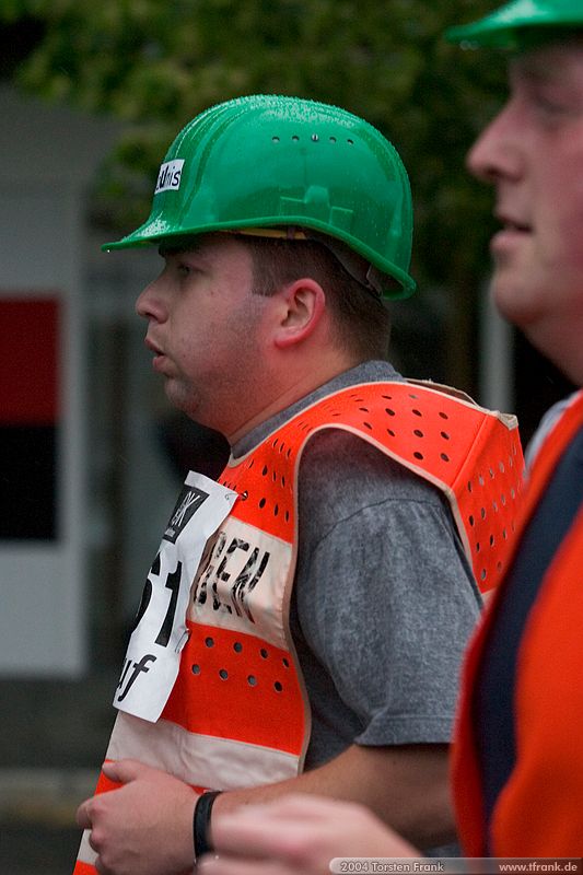 Ingo Zerrer und ?, Team "BaUnis - Das Team vom Bau!"\n1. Siegerländer AOK – Firmenlauf am 9. Juli 2004 in der Siegener Innenstadt über 5,5 km mit über 2200 gemeldeten Teilnehmern. Die Witterungsbedingungen mit teilweise strömenden Regen und zurückhaltenden Temperaturen waren leider nicht dem sommerlichen Datum angemessen, was der Lauffreude jedoch keinen Abbruch tat.