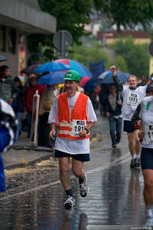 Dirk Herrmann, Team "BaUnis - Das Team vom Bau!"\n1. Siegerländer AOK – Firmenlauf am 9. Juli 2004 in der Siegener Innenstadt über 5,5 km mit über 2200 gemeldeten Teilnehmern. Die Witterungsbedingungen mit teilweise strömenden Regen und zurückhaltenden Temperaturen waren leider nicht dem sommerlichen Datum angemessen, was der Lauffreude jedoch keinen Abbruch tat.