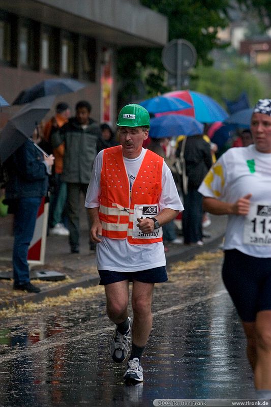 Dirk Herrmann, Team "BaUnis - Das Team vom Bau!"\n1. Siegerländer AOK – Firmenlauf am 9. Juli 2004 in der Siegener Innenstadt über 5,5 km mit über 2200 gemeldeten Teilnehmern. Die Witterungsbedingungen mit teilweise strömenden Regen und zurückhaltenden Temperaturen waren leider nicht dem sommerlichen Datum angemessen, was der Lauffreude jedoch keinen Abbruch tat.