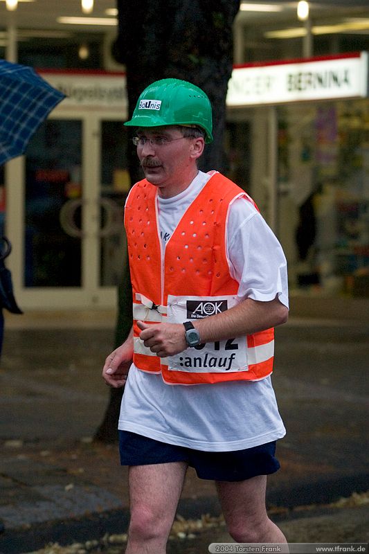 Dirk Herrmann, Team "BaUnis - Das Team vom Bau!"\n1. Siegerländer AOK – Firmenlauf am 9. Juli 2004 in der Siegener Innenstadt über 5,5 km mit über 2200 gemeldeten Teilnehmern. Die Witterungsbedingungen mit teilweise strömenden Regen und zurückhaltenden Temperaturen waren leider nicht dem sommerlichen Datum angemessen, was der Lauffreude jedoch keinen Abbruch tat.