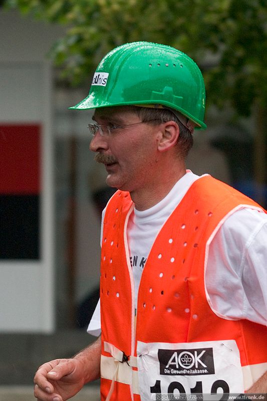 Dirk Herrmann, Team "BaUnis - Das Team vom Bau!"\n1. Siegerländer AOK – Firmenlauf am 9. Juli 2004 in der Siegener Innenstadt über 5,5 km mit über 2200 gemeldeten Teilnehmern. Die Witterungsbedingungen mit teilweise strömenden Regen und zurückhaltenden Temperaturen waren leider nicht dem sommerlichen Datum angemessen, was der Lauffreude jedoch keinen Abbruch tat.