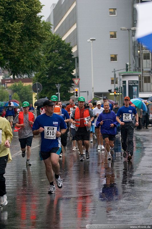 ?, Christoph Schwertfechter und Benjamin Schade, Team "BaUnis - Das Team vom Bau!"\n1. Siegerländer AOK – Firmenlauf am 9. Juli 2004 in der Siegener Innenstadt über 5,5 km mit über 2200 gemeldeten Teilnehmern. Die Witterungsbedingungen mit teilweise strömenden Regen und zurückhaltenden Temperaturen waren leider nicht dem sommerlichen Datum angemessen, was der Lauffreude jedoch keinen Abbruch tat.