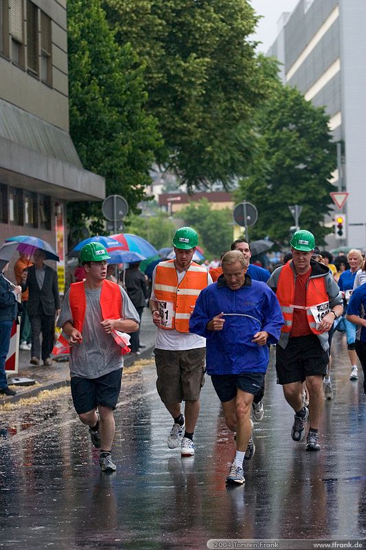 ?, Christoph Schwertfechter und Benjamin Schade, Team "BaUnis - Das Team vom Bau!"\n1. Siegerländer AOK – Firmenlauf am 9. Juli 2004 in der Siegener Innenstadt über 5,5 km mit über 2200 gemeldeten Teilnehmern. Die Witterungsbedingungen mit teilweise strömenden Regen und zurückhaltenden Temperaturen waren leider nicht dem sommerlichen Datum angemessen, was der Lauffreude jedoch keinen Abbruch tat.