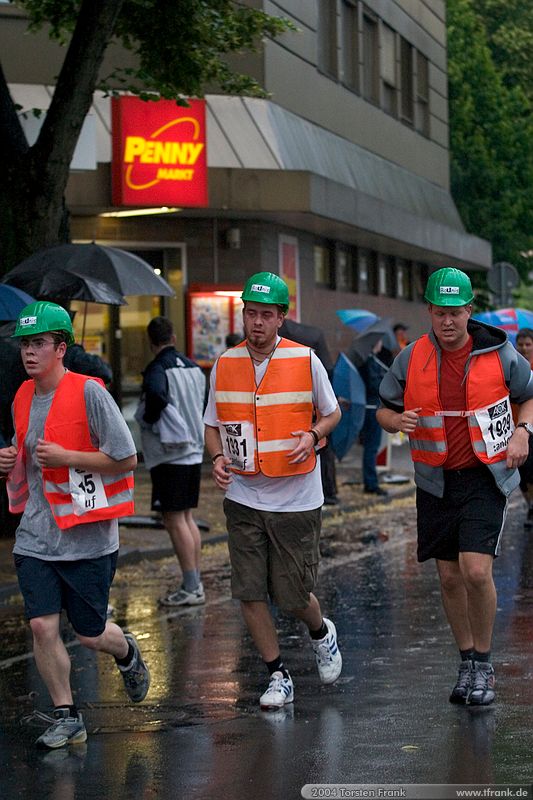 ?, Christoph Schwertfechter und Benjamin Schade, Team "BaUnis - Das Team vom Bau!"\n1. Siegerländer AOK – Firmenlauf am 9. Juli 2004 in der Siegener Innenstadt über 5,5 km mit über 2200 gemeldeten Teilnehmern. Die Witterungsbedingungen mit teilweise strömenden Regen und zurückhaltenden Temperaturen waren leider nicht dem sommerlichen Datum angemessen, was der Lauffreude jedoch keinen Abbruch tat.