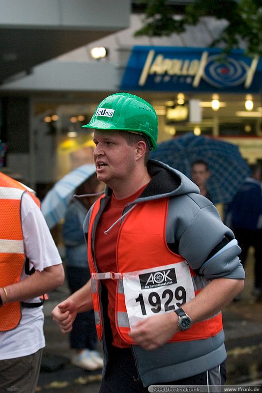 Benjamin Schade, Team "BaUnis - Das Team vom Bau!"\n1. Siegerländer AOK – Firmenlauf am 9. Juli 2004 in der Siegener Innenstadt über 5,5 km mit über 2200 gemeldeten Teilnehmern. Die Witterungsbedingungen mit teilweise strömenden Regen und zurückhaltenden Temperaturen waren leider nicht dem sommerlichen Datum angemessen, was der Lauffreude jedoch keinen Abbruch tat.