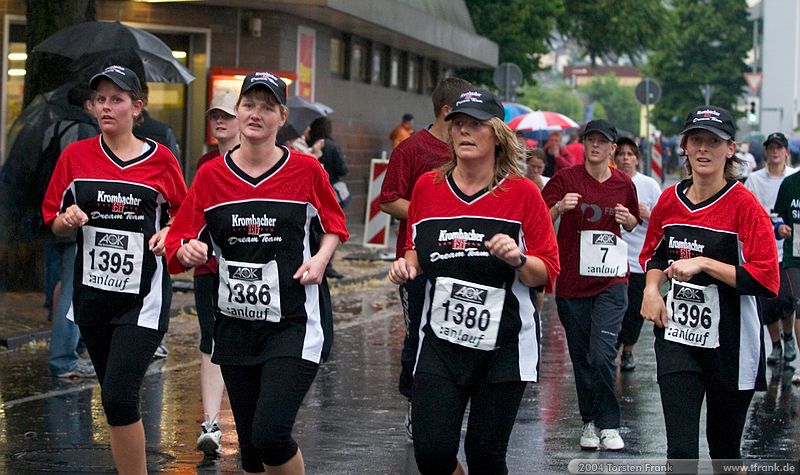 Läuferinnen des "Krombacher Dream Teams"\n1. Siegerländer AOK – Firmenlauf am 9. Juli 2004 in der Siegener Innenstadt über 5,5 km mit über 2200 gemeldeten Teilnehmern. Die Witterungsbedingungen mit teilweise strömenden Regen und zurückhaltenden Temperaturen waren leider nicht dem sommerlichen Datum angemessen, was der Lauffreude jedoch keinen Abbruch tat.