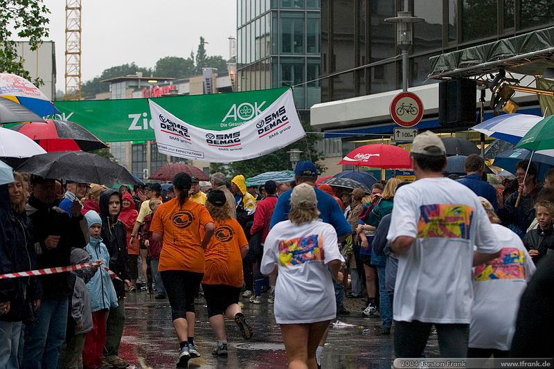 1. Siegerländer AOK – Firmenlauf am 9. Juli 2004 in der Siegener Innenstadt über 5,5 km mit über 2200 gemeldeten Teilnehmern. Die Witterungsbedingungen mit teilweise strömenden Regen und zurückhaltenden Temperaturen waren leider nicht dem sommerlichen Datum angemessen, was der Lauffreude jedoch keinen Abbruch tat.