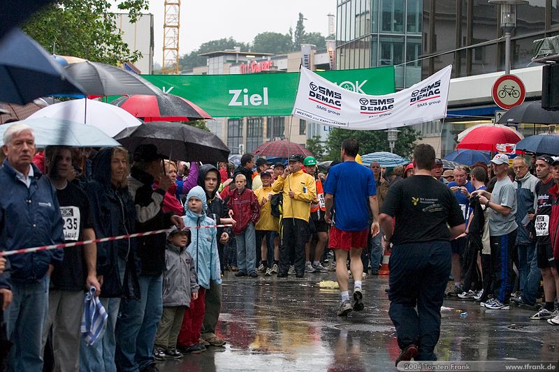 1. Siegerländer AOK – Firmenlauf am 9. Juli 2004 in der Siegener Innenstadt über 5,5 km mit über 2200 gemeldeten Teilnehmern. Die Witterungsbedingungen mit teilweise strömenden Regen und zurückhaltenden Temperaturen waren leider nicht dem sommerlichen Datum angemessen, was der Lauffreude jedoch keinen Abbruch tat.